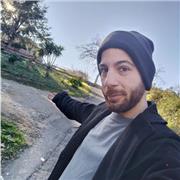 Laureato in lingue e letterature impartisce lezioni di inglese a studenti del liceo